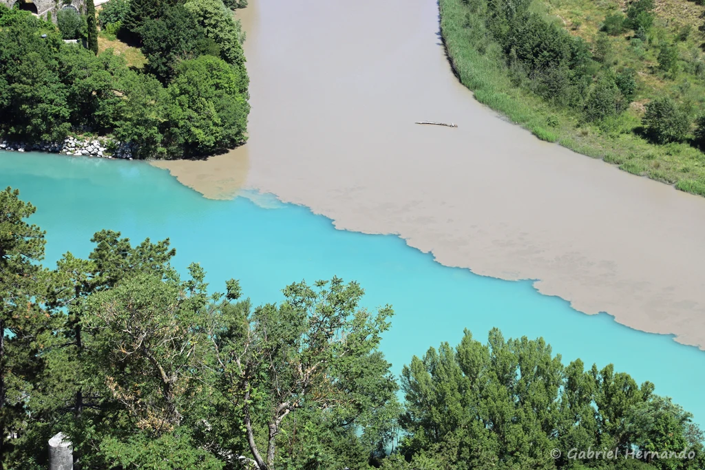 Confluence du Buech (eaux turquoise) et de la Durance (eaux marrons) au pied de la citadelle