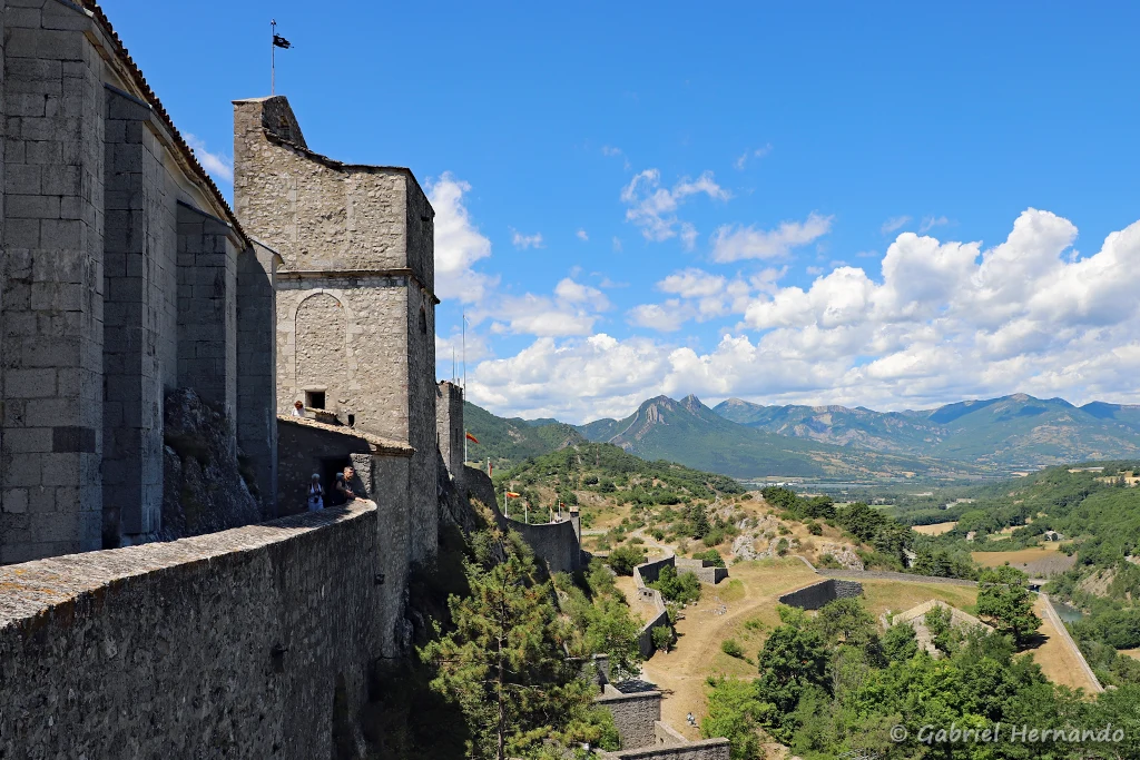Le donjon et le chemin de ronde de la citadelle, surplombant le bastion du Buech et la poudrière de Vauban