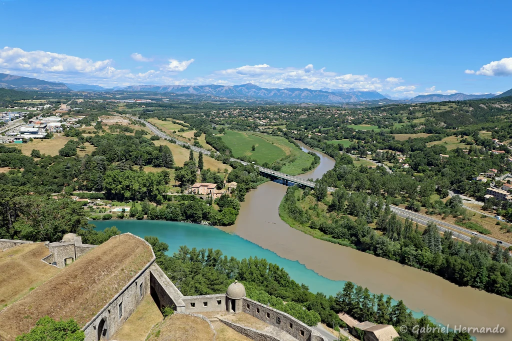 Panorama avec la confluence du Buech et de la Durance, au pied de la citadelle