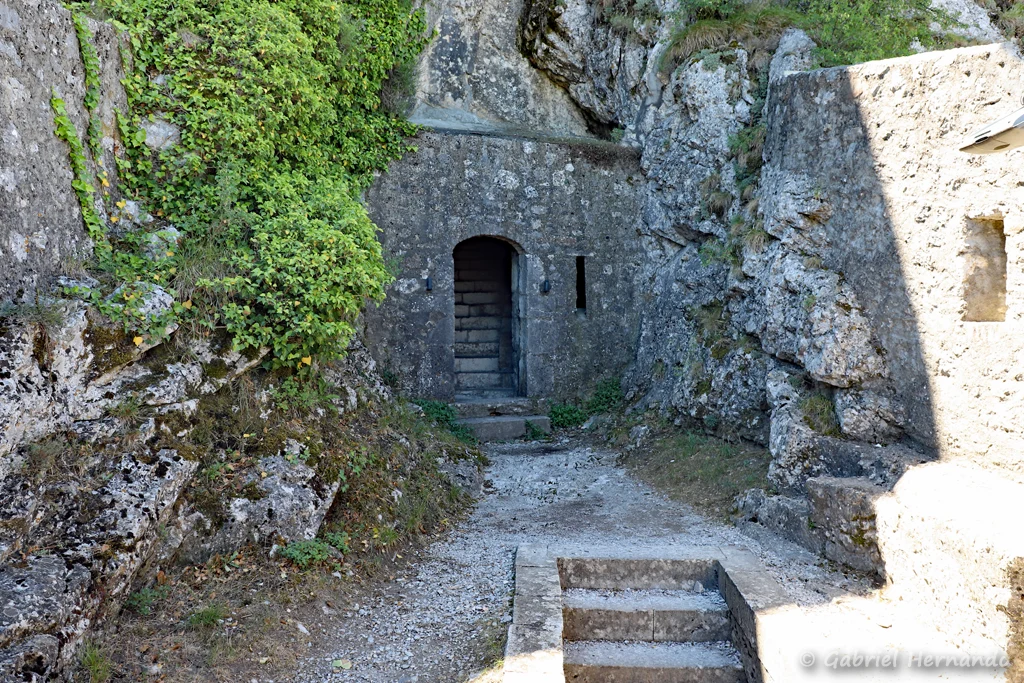 Porte dans le rocher à son débouché dans le tambour