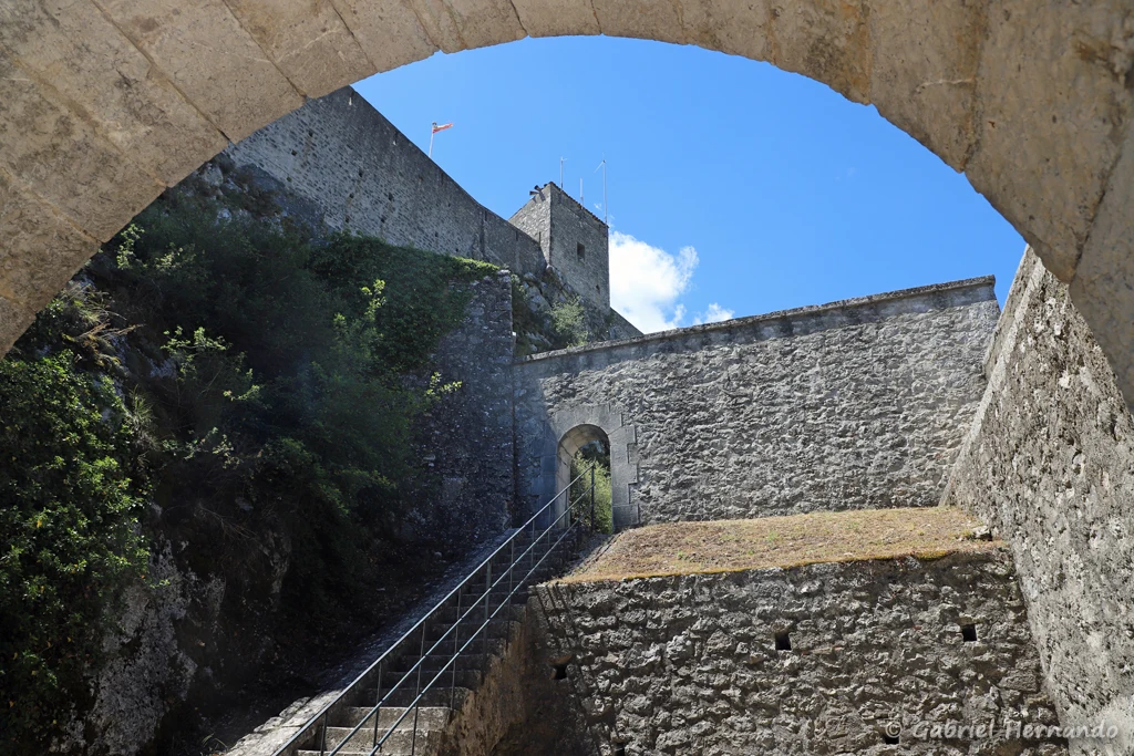 Accès à la casemate, au pied de la tour du chemin de ronde du XIIe siècle