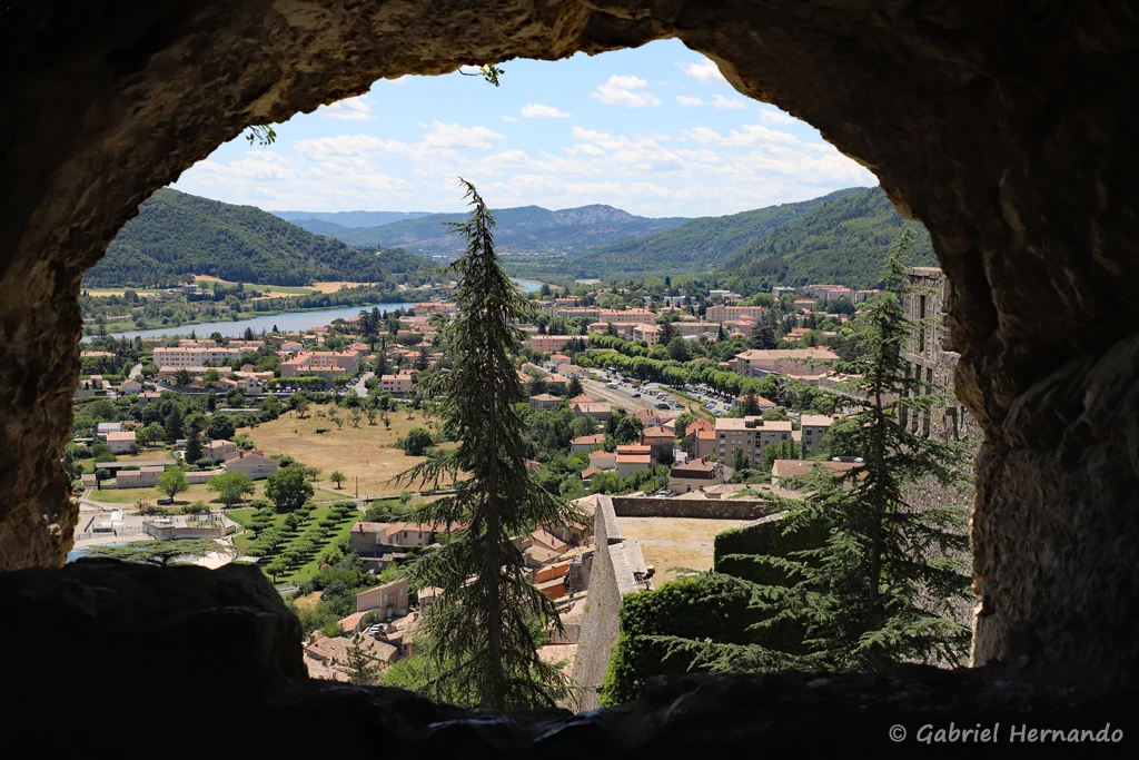 Sisteron et la vallée de la Durance, vu de la caverne de la citadelle