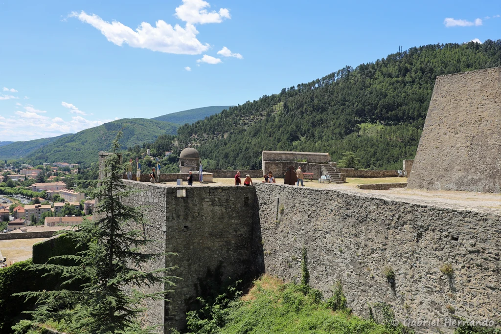 Remparts de la deuxième enceinte, depuis la caverne de la citadelle