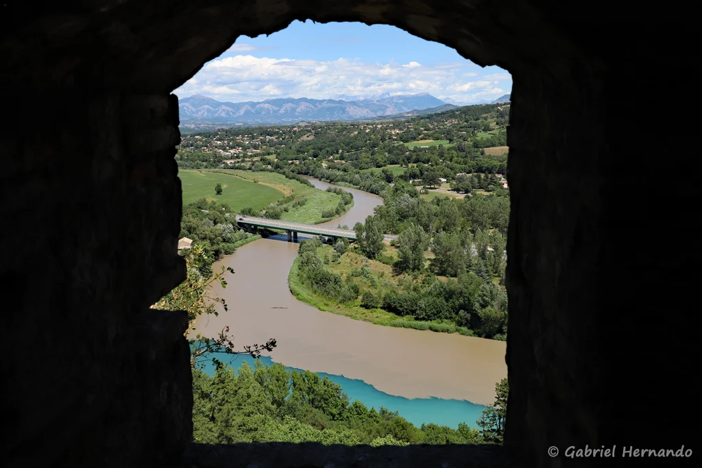 Panorama sur la vallée de la Durance, depuis une ouverture de la citadelle