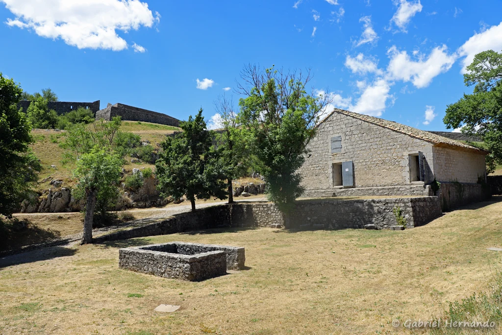 Poudrière bâtie par Vauban (XVIIe siècle), en contrebas du chemin de ronde de la citadelle
