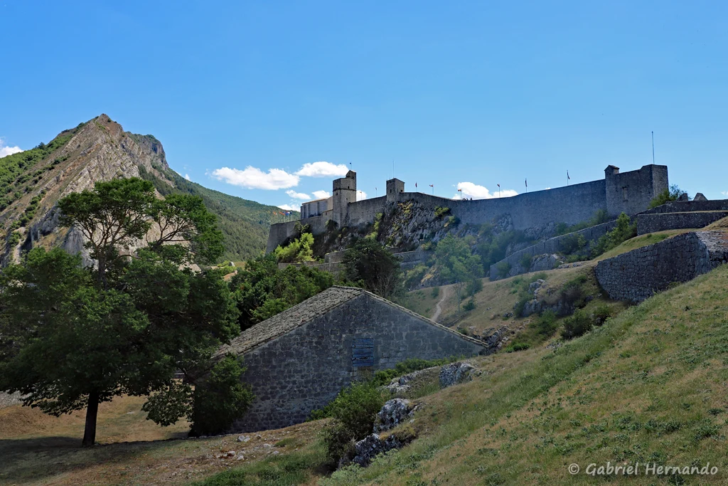 La citadelle, depuis le bastion du Buech, avec la poudrière
