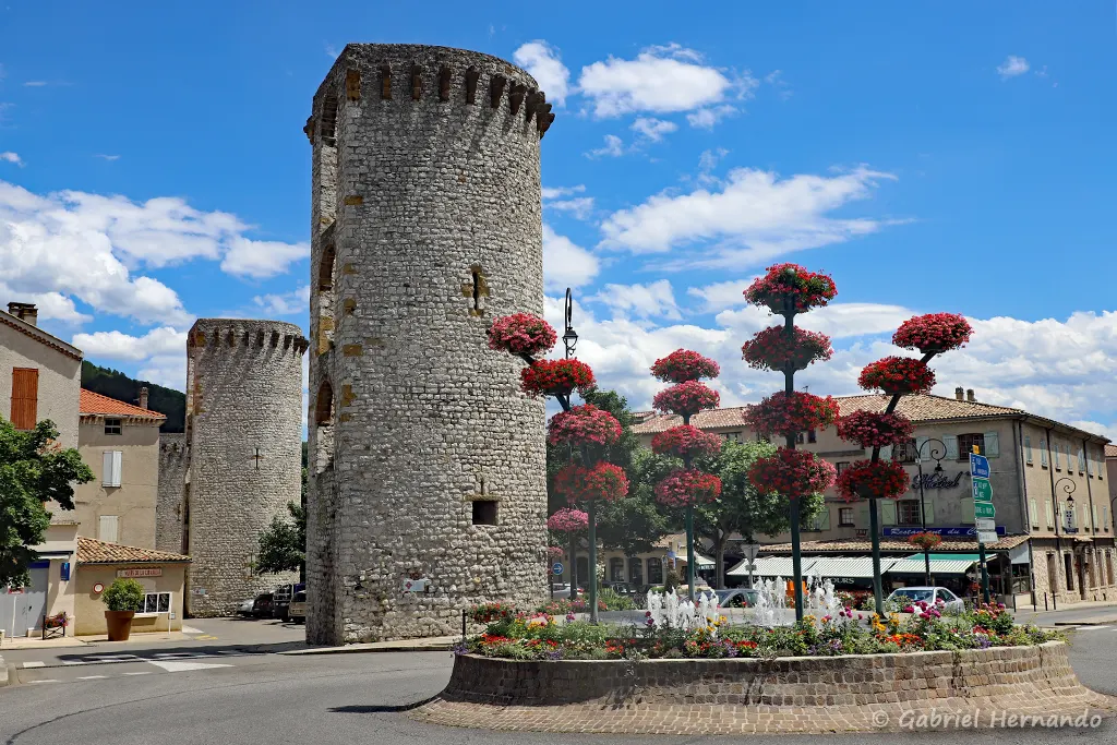 Les 3 tours, avec au premier plan la tour de la médisance