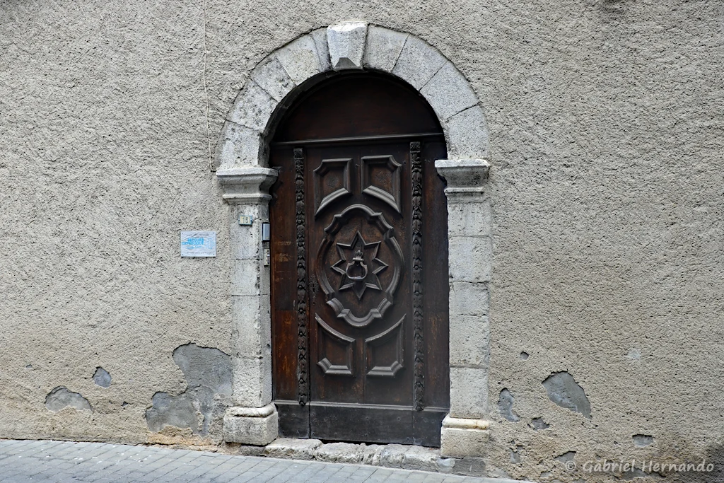 Porte ancienne dans les rues de la ville