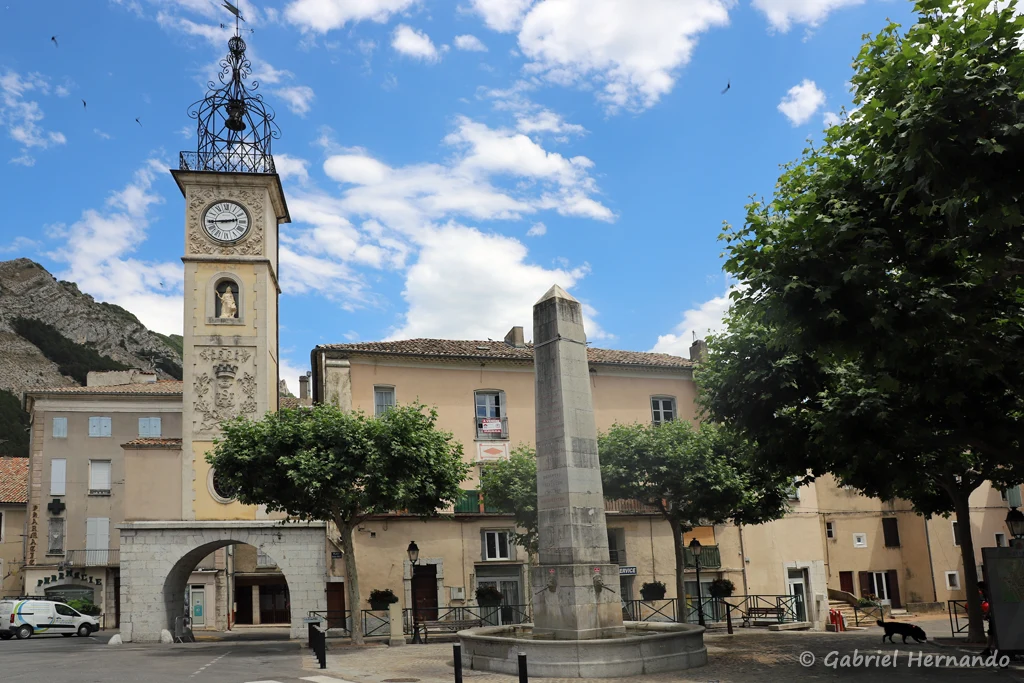 Place du Docteur Robert, avec la tour de l'horloge et la fontaine Saint-Tropez