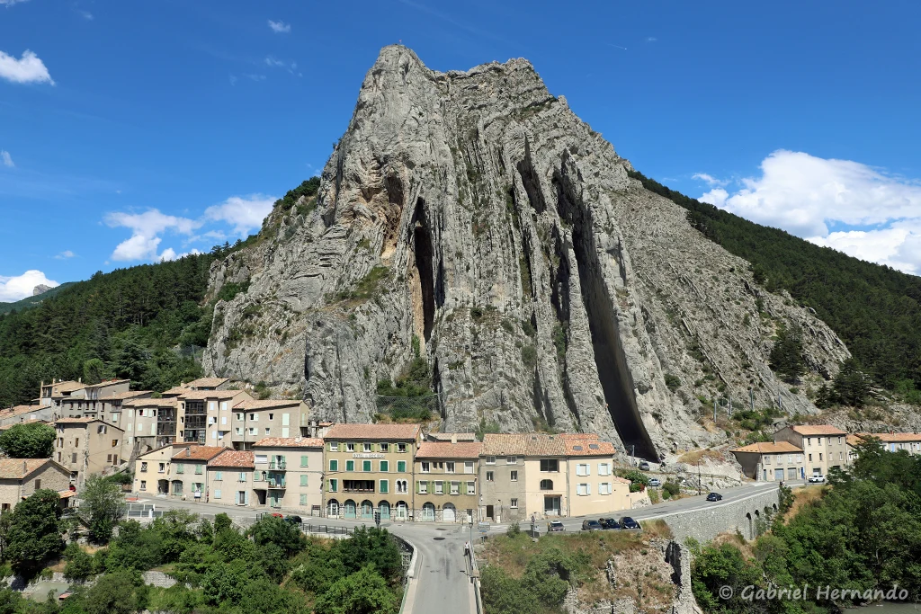 Rocher de la Baume, depuis le pied de la citadelle