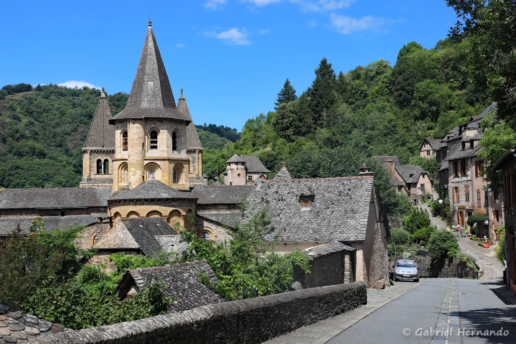 Entrée du village, avec l'abbatiale Sainte-Foy