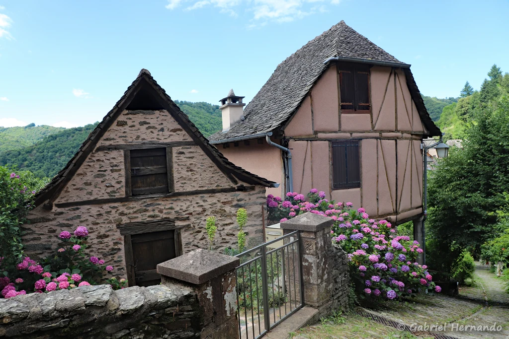 Maison typiques du village, avec de beaux hortensia, rue Emile Roudié