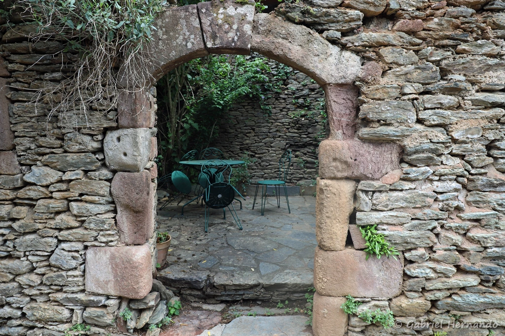 Patio donnant sur une ruelle (Conques, juin 2022)