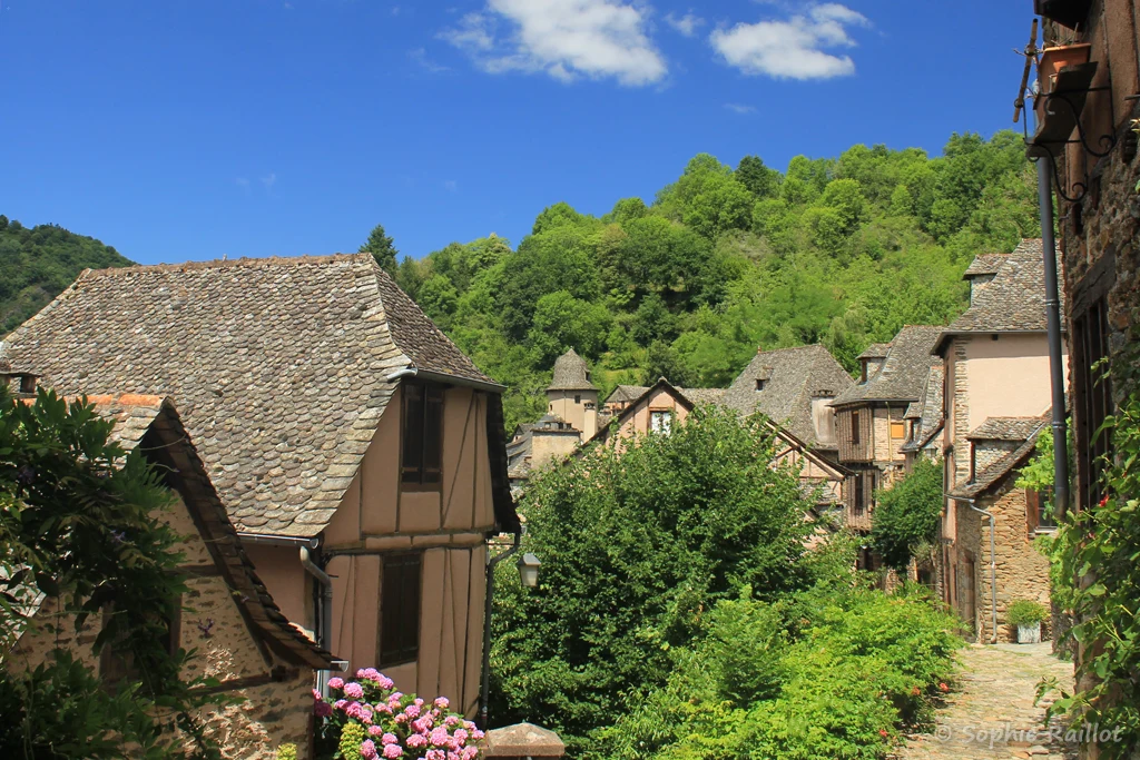Haut de la rue Emile Roudié et ses maisons typiques