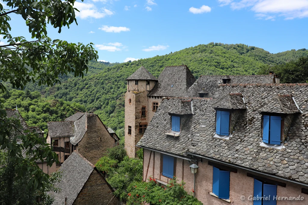 Château d'Humières et maisons typiques