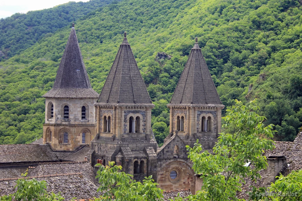 Tours et clocher de l'abbatiale Sainte-Foy