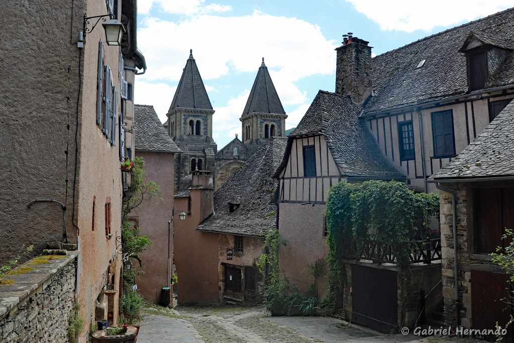 En descendant la rue du château