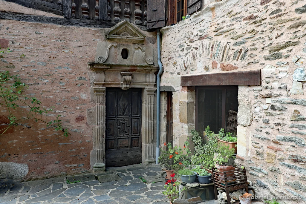 Porte ancienne d'une maison aussi curieuse que typique