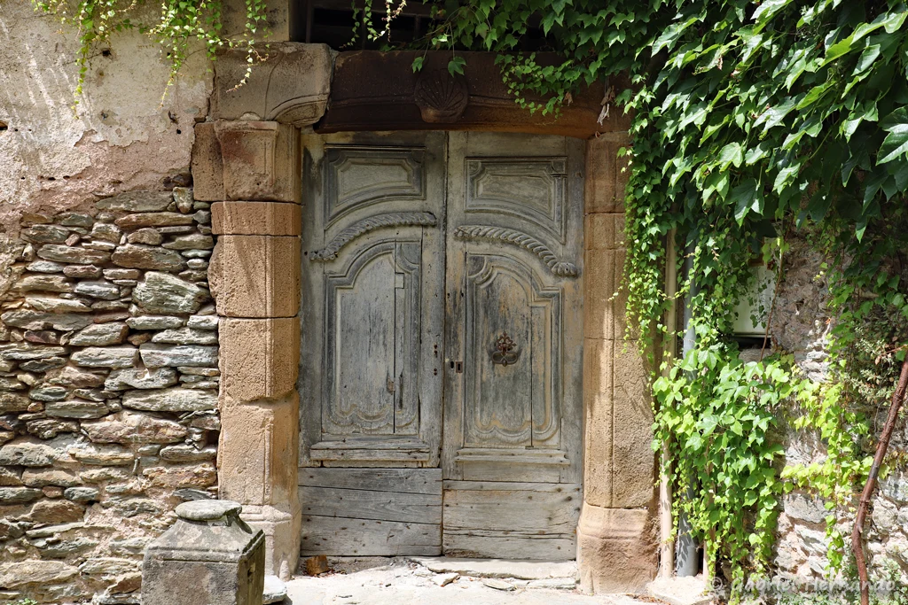 Porte ancienne d'une maison typique
