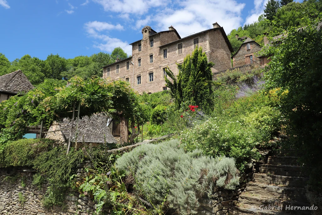 Côteau verdoyant et bâti ancien typique
