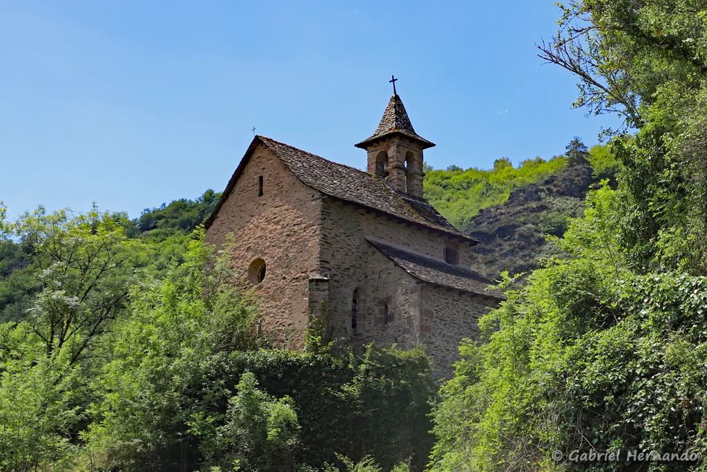 Chapelle Saint-Roch, sur son éperon rocheux, vue du chemin d'accès