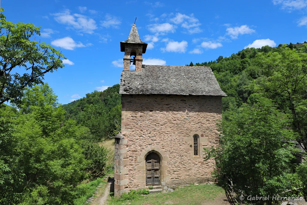 Chapelle Saint-Roch, sur son éperon rocheux, vue du chemin d'accès