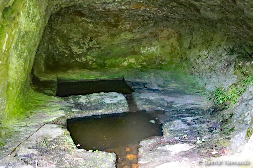 Sous la chapelle, cavité creusée dans la roche, abritant 2 bassins alimentés par des eaux de ruissellement