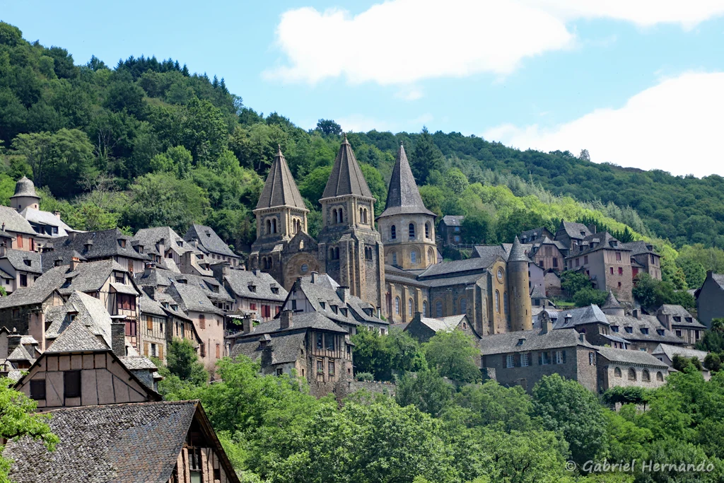 Panorama sur Conques et son abbatiale, depuis la chapelle Saint-Roch