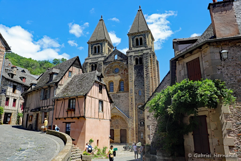 Coeur du village avec l'abbatiale
