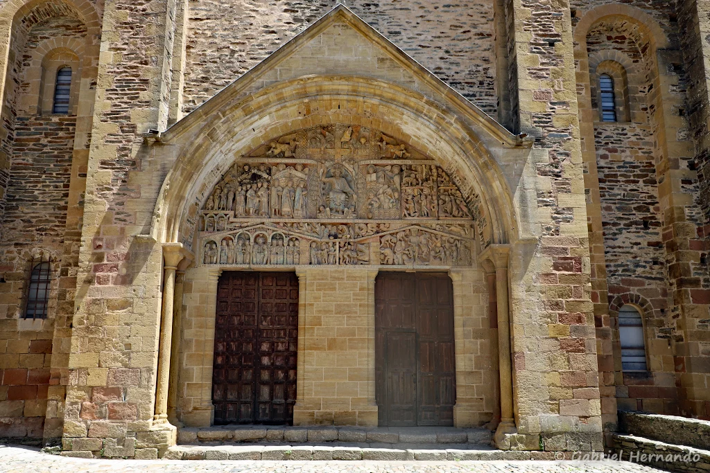 Entrée de l'abbatiale, avec son tympan sculpté