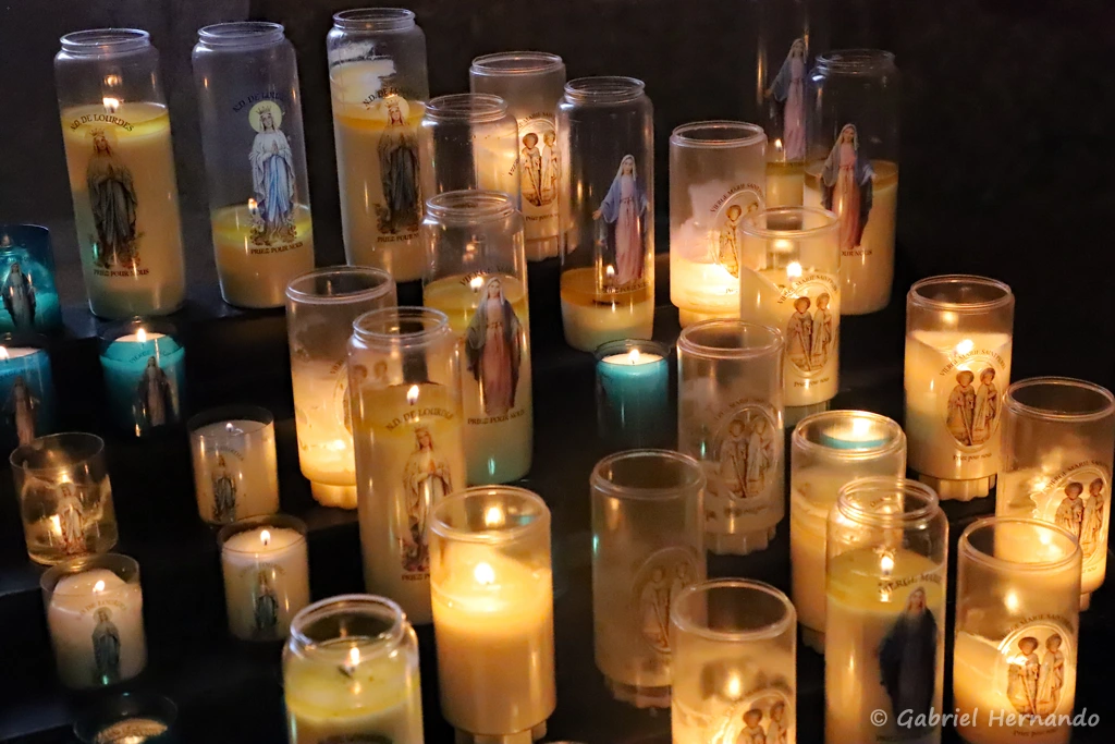 Bougies, dans l'abbatiale Sainte-Foy