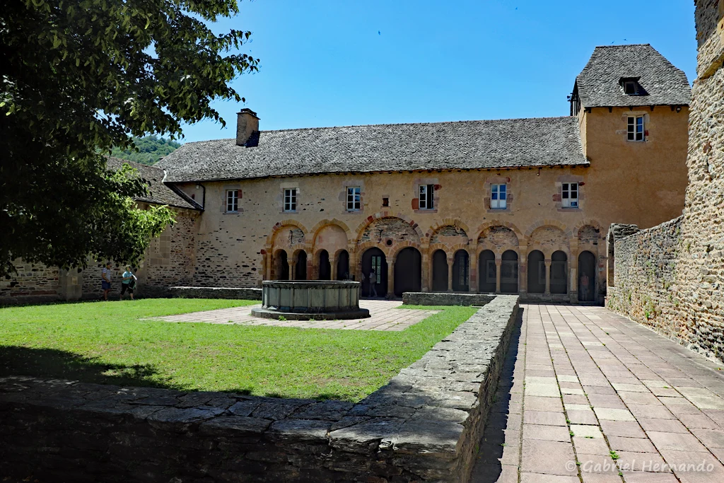 Le cloitre avec sa fontaine claustrale