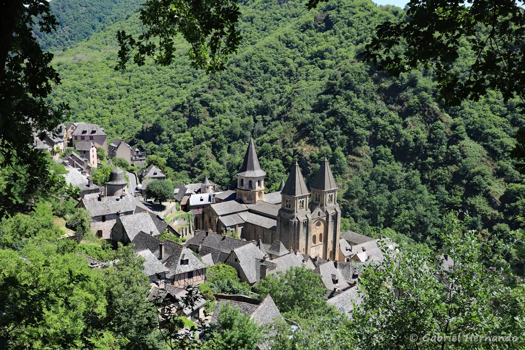 Abbatiale Saint-Foy et le village, depuis les hauteurs