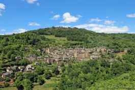 Panorama sur le village de Conques, depuis le point de vue du Bacarel