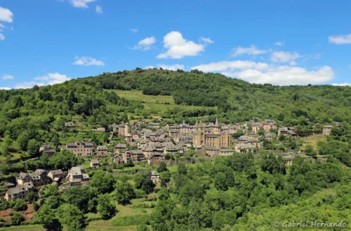 Panorama sur le village de Conques, depuis le point de vue du Bacarel