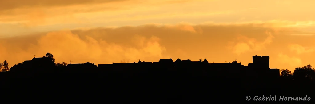 Coucher de soleil sur l'éperon rocheux de Capdenac-le-Haut, depuis Capdenac-Gare