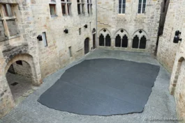 Place des écritures, au centre d'une cour médiévale