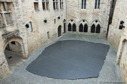 Place des écritures, au centre d'une cour médiévale