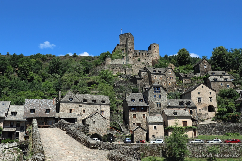 Panorama sur le vieux pont, le village médiéval et le château