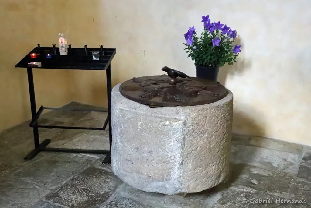 Fonds baptismaux, taillé dans la pierre