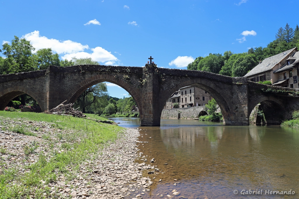 Vieux pont, du XVe siècle, qui enjambe l'Aveyron