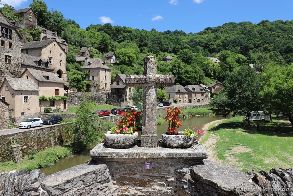 Croix du XIIIe siècle, posée sur un autel, au milieu du vieux pont