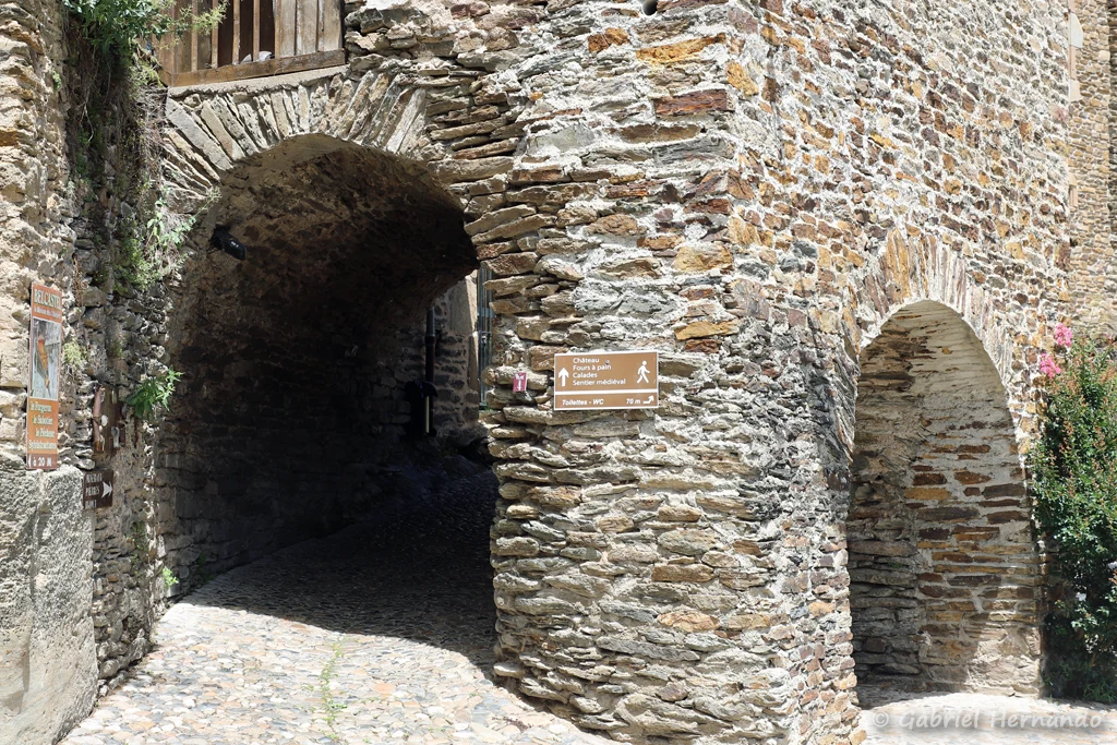 Passage appelé le bouldre, constituant l'entrée principale du village