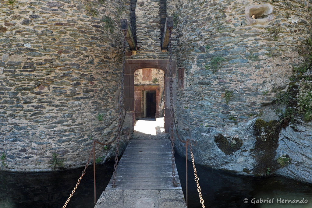 Entrée du château, avec le pont levis, au dessus des douves