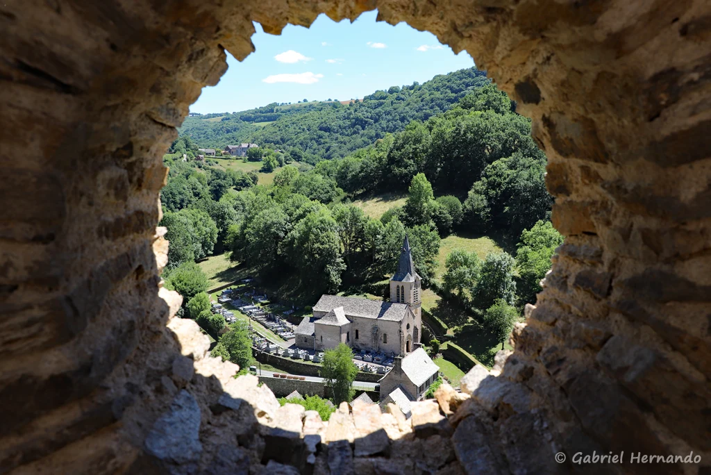 Vue sur la chapelle Sainte Madeleine, depuis ouverture ronde de l'ancienne chapelle seigneuriale