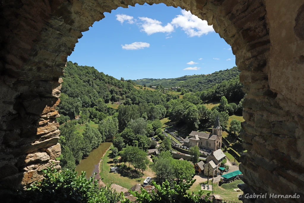 Vue sur la vallée de l'Aveyron, depuis une ouverture du château