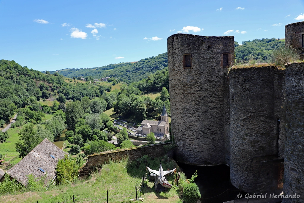 Entrée du château surplombant le village