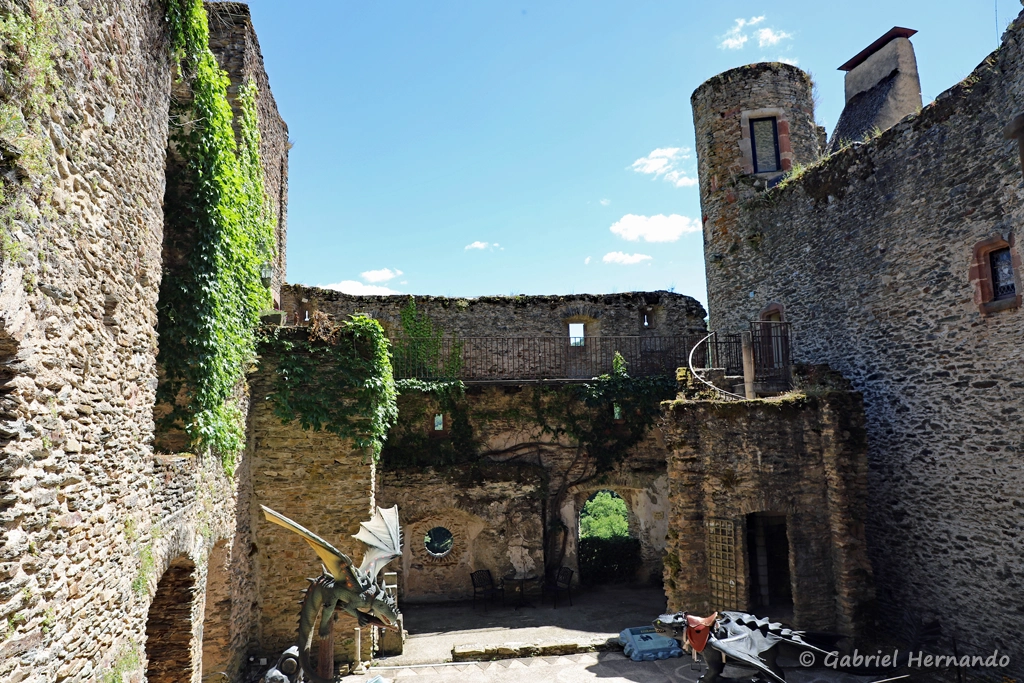 Cour principale, dont seul subsiste de la chapelle seigneuriale, le mur sud avec son ouverture ronde