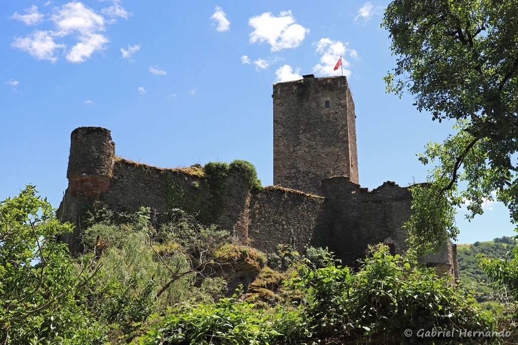 Vue sur le château, en redescendant vers le village par le Colombier