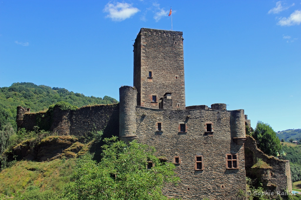 Vue sur le château, en redescendant vers le village par le Colombier
